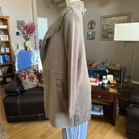 Twelve brown faux suede, fur & material sweater-size L - Picture 7 of 10